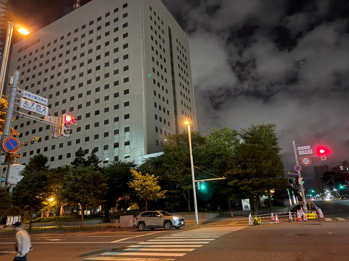 札幌駅近くの北7西2の交差点